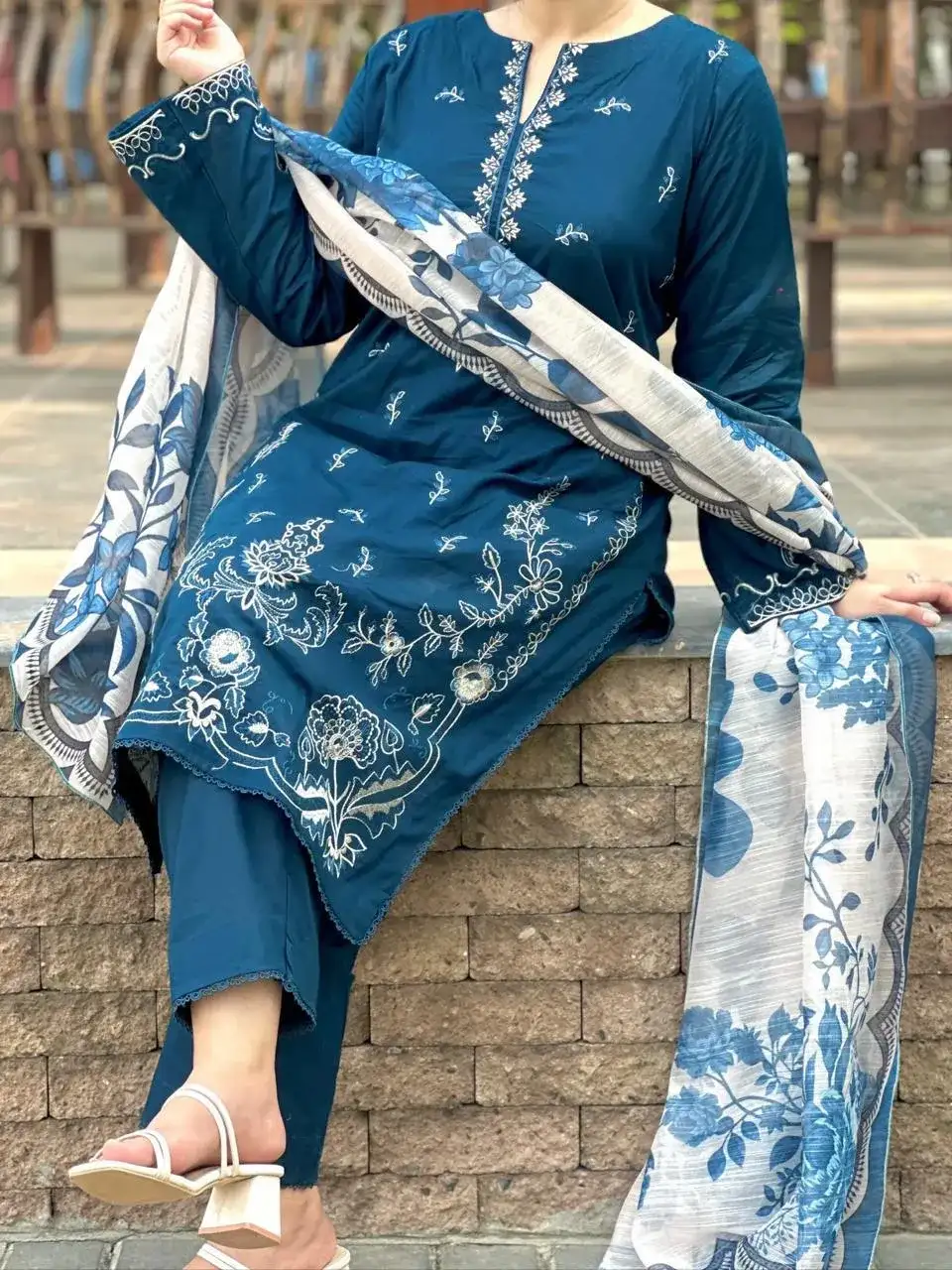 women unstitched suits - 3 Pcs Women's Unstitched Lawn Embroidered Suit VW545