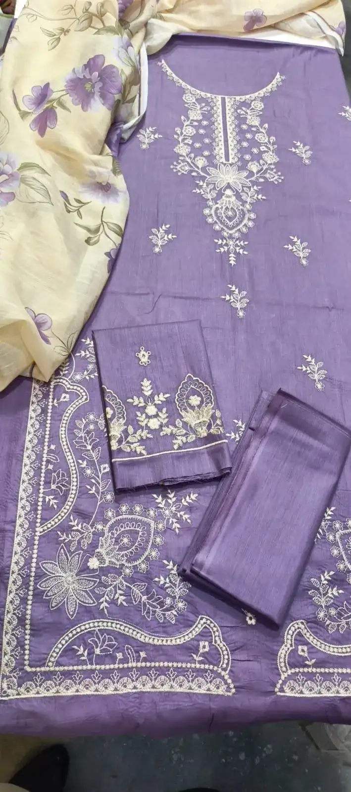 3 Pcs Women's Unstitched Lawn Embroidered Suit VW805