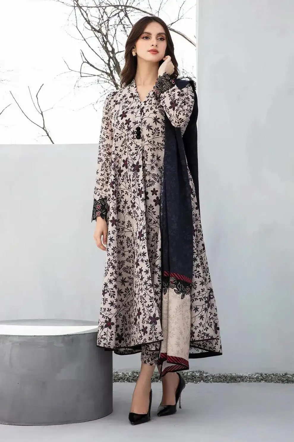3 Pcs Women's Unstitched Lawn Printed Suit VW907