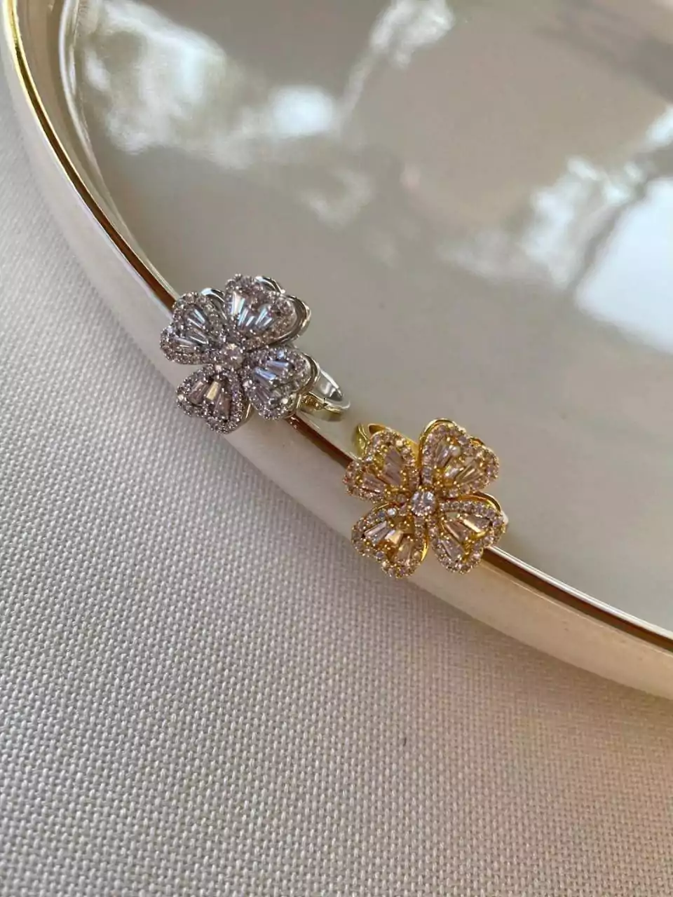 Rotating Silver Plated Zircon Ad
